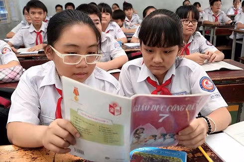 Miễn học phí đến cấp THCS sẽ giúp hạn chế tình trạng học sinh bỏ học vì hoàn cảnh khó khăn. (Ảnh minh họa) mien hoc phi den cap thcs se han che hoc sinh bo hoc vi kho khan