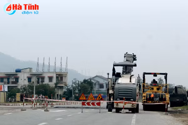 sua chua nga ba duong tranh ky anh sau khi bao ha tinh phan anh