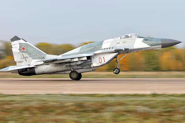 anh kham pha kho may bay quan su cua khong quan trieu tien