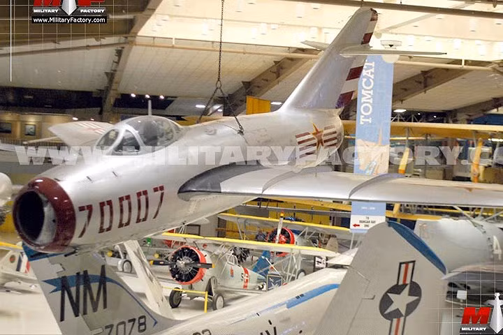 anh kham pha kho may bay quan su cua khong quan trieu tien