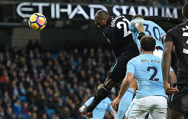 david silva pha be tac mang ve chien thang thu 13 lien tiep cho man city