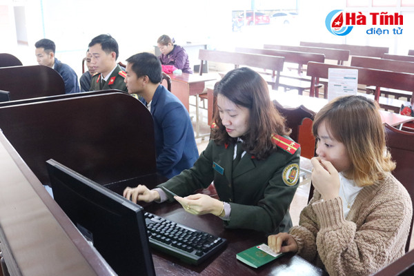 ha tinh gan 8 000 luot dang ky to khai dien tu lam ho chieu