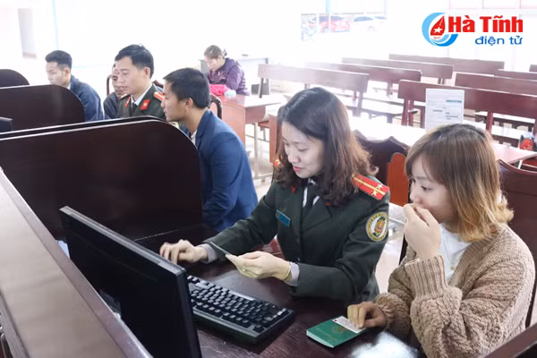 ha tinh gan 8 000 luot dang ky to khai dien tu lam ho chieu