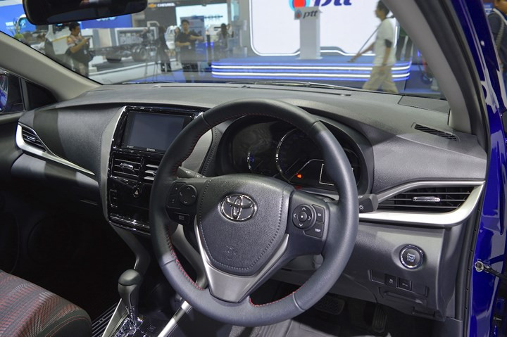 hinh anh toyota yaris va yaris ativ s tai thai lan