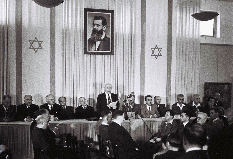 David Ben-Gurion đọc Tuyên ngôn Độc lập của Israel vào ngày 14/5/1948 tại Tel Aviv. Người Arab bác bỏ kế hoạch phân chia. Một ngày sau khi Israel tuyên bố độc lập, khối các nước Arab tấn công Israel non trẻ và chuốc lấy thất bại. jerusalem vung dat thanh nghin nam xung dot