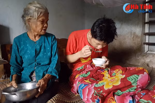 bo mat me tam than 2 anh em lat lay cung ba ngoai hon 80 tuoi