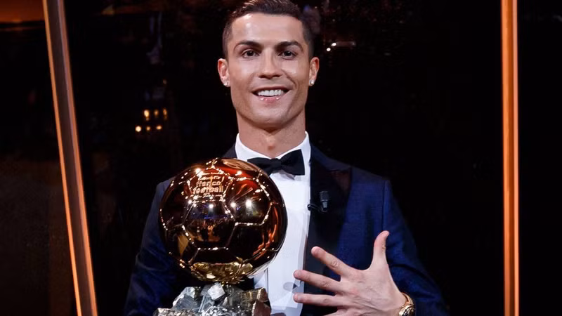 qua bong vang 2017 ronaldo can bang ky luc cua messi