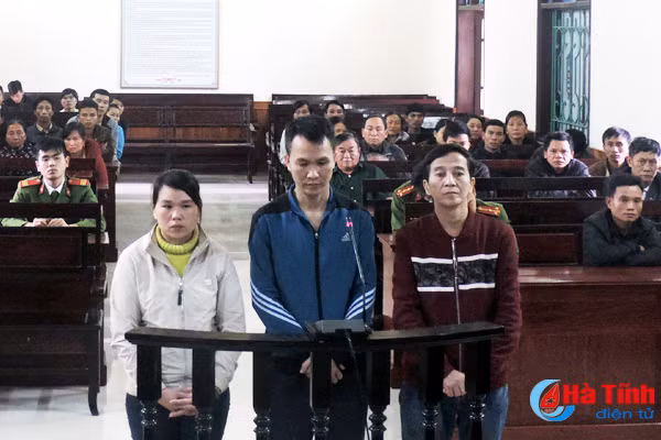 hai tu ong thay nhau ham hiep nhan vien chua day 15 tuoi