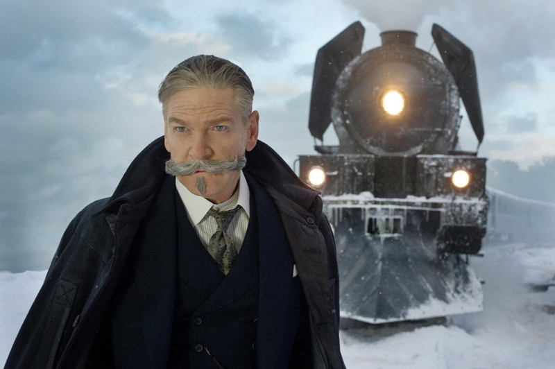 Chân dung thám tử Hercule Poirot trong phim khá ấn tượng. Nhân vật của Kenneth Branagh sẽ còn trở lại trong Án mạng trên sông Nile.  mang tren tau toc hanh phuong dong phim trinh tham dam nhan van