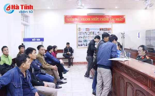 ha tinh gan 8 000 luot dang ky to khai dien tu lam ho chieu