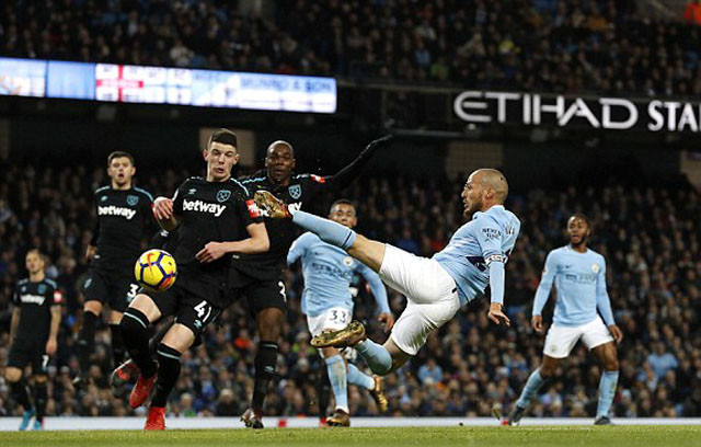 david silva pha be tac mang ve chien thang thu 13 lien tiep cho man city