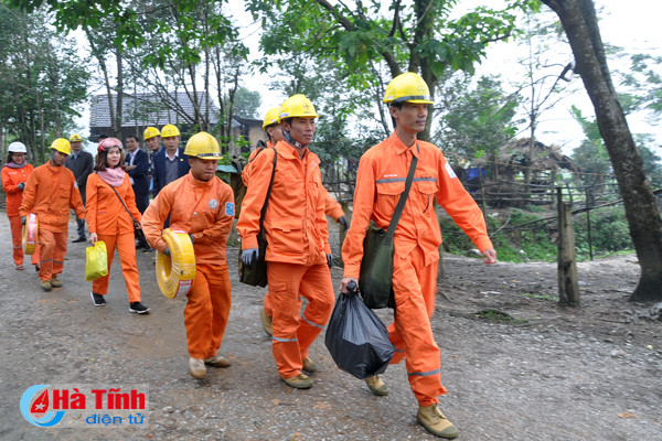 dien luc ha tinh chinh trang luoi dien cho dong bao dan toc chut
