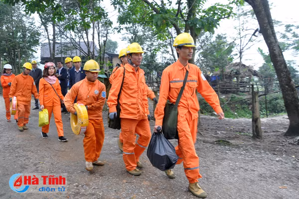 dien luc ha tinh chinh trang luoi dien cho dong bao dan toc chut