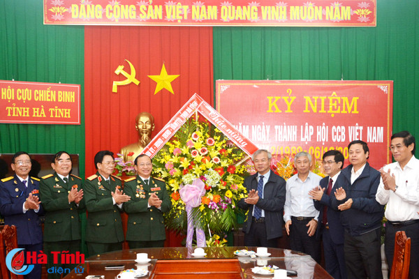 lanh dao ha tinh chuc mung hoi ccb tinh nhan ngay truyen thong