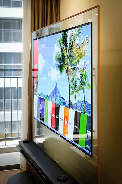 OLED Signature W7 thiết lập chuẩn mực mới về thiết kế TV khi màn hình còn mỏng hơn cả một tấm kính. oled w7 tv 4k dan tuong mong nhu kinh