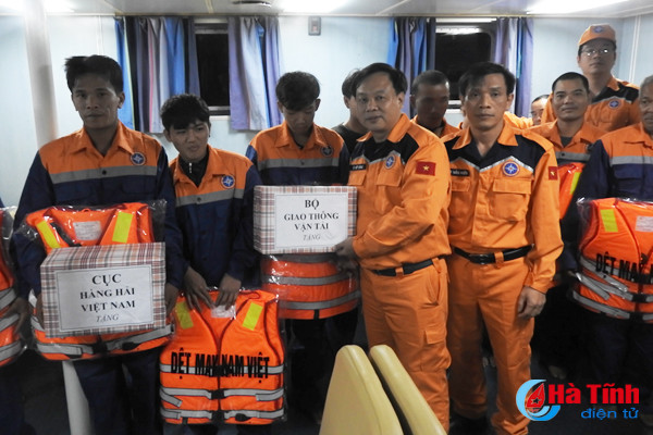 cuu ho 9 thuyen vien tau ca sap chim tren vung bien nghe an ha tinh