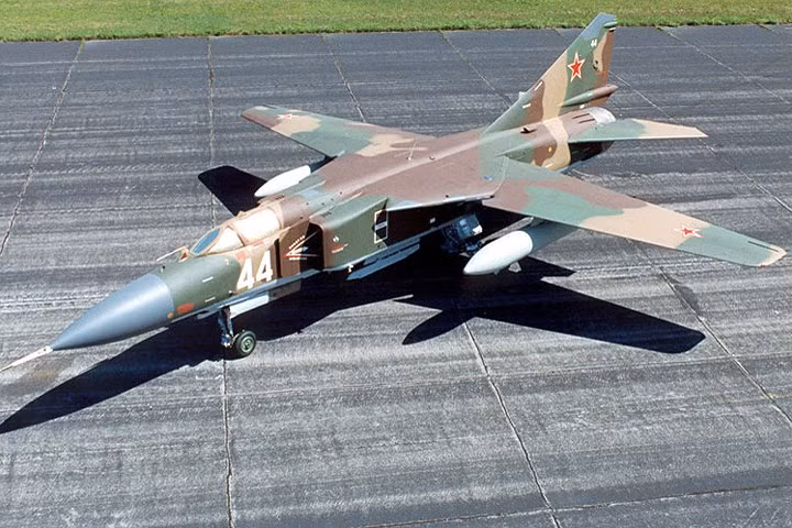 anh kham pha kho may bay quan su cua khong quan trieu tien