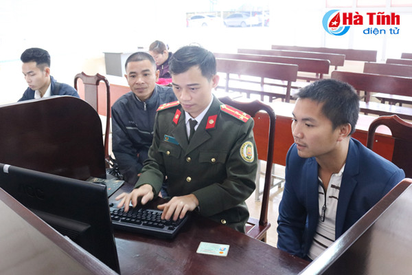 ha tinh gan 8 000 luot dang ky to khai dien tu lam ho chieu