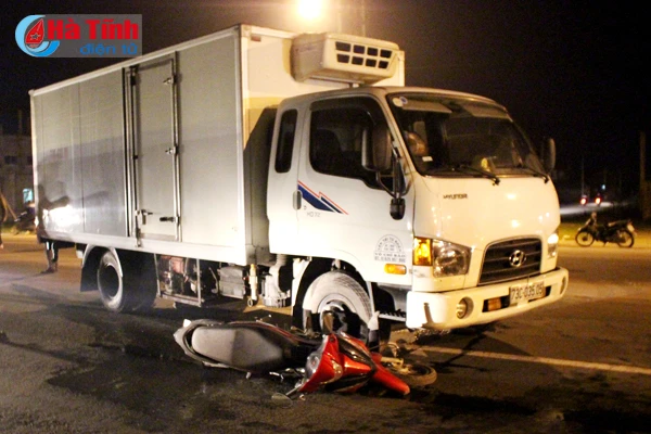 chuyen huong bat can 2 ong chau bi xe tai tong trong thuong