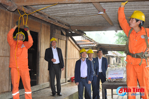 dien luc ha tinh chinh trang luoi dien cho dong bao dan toc chut