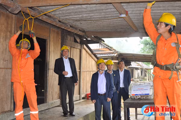 dien luc ha tinh chinh trang luoi dien cho dong bao dan toc chut