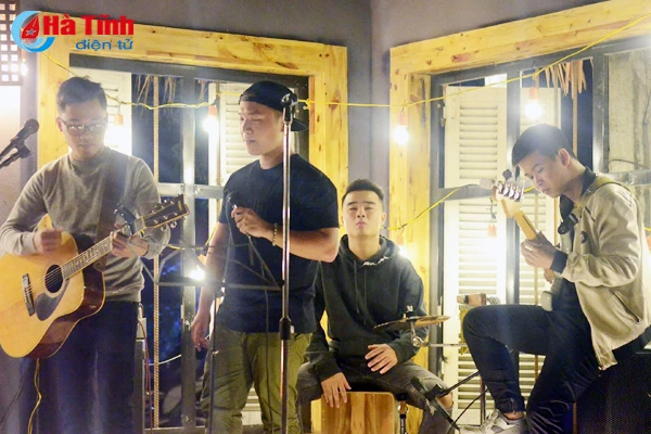 gioi tre thanh sen song cham voi ca phe nhac song