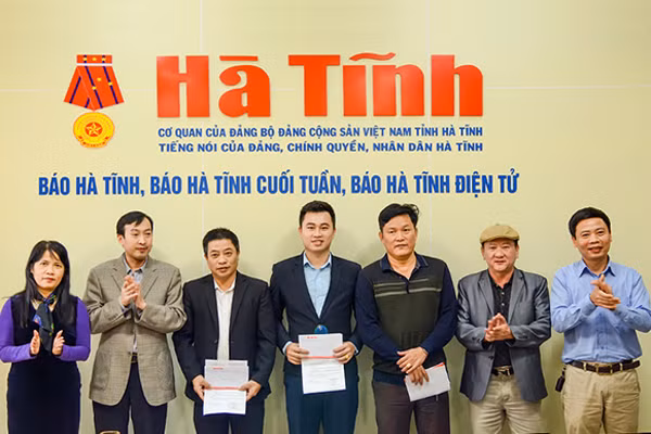 trao giai cuoc thi anh ha tinh trong toi thang thu nhat