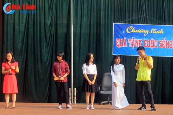 qua tang cuoc song thong diep y nghia ve tinh ban tinh thay tro