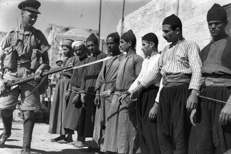 Tù nhân Palestine ở Jerusalem dưới thời cai trị của Anh. Phản đối việc di dân đã khiến người Palestine gây ra một số cuộc bạo động nghiêm trọng, trong khi người Do Thái thách thức nhà cầm quyền Anh và lệnh hạn chế nhập cư đã được ban hành vào năm 1939. Điều này khiến nhiều người Do Thái không thể tới Jerusalem để trốn khỏi cuộc diệt chủng của Đức Quốc xã. jerusalem vung dat thanh nghin nam xung dot