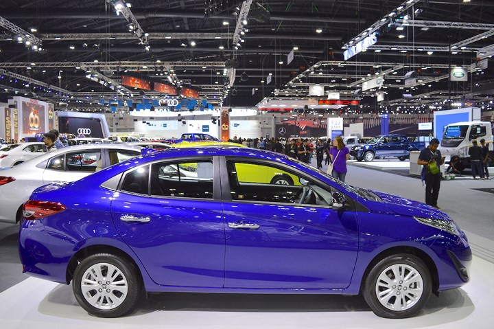 hinh anh toyota yaris va yaris ativ s tai thai lan