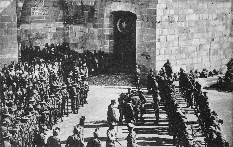 Tháng 12/1917, 100 năm trước, tướng Anh Edmund Allenby nắm quyền kiểm soát Jerusalem từ đế chế Ottoman của Thổ Nhĩ Kỳ. Ông bước vào thành cổ bằng cách đi bộ qua cổng Jaffa, với tất cả lòng tôn trọng vị thế của Jerusalem. 3 thập kỷ sau đó chứng kiến làn sóng người Do Thái định cư ở đây với tư tưởng Jerusalem là quê nhà. Trong khi đó, số người Arab địa phương giảm xuống theo sự sụp đổ của đế chế Ottoman, vốn cai trị nơi này từ năm 1517. jerusalem vung dat thanh nghin nam xung dot