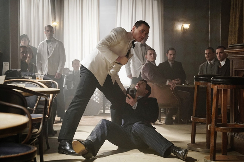 Sự phức tạp về mặt nội dung của nguyên tác khiến cuốn tiểu thuyết khó có thể được truyền tải đầy đủ trên màn ảnh rộng.  mang tren tau toc hanh phuong dong phim trinh tham dam nhan van