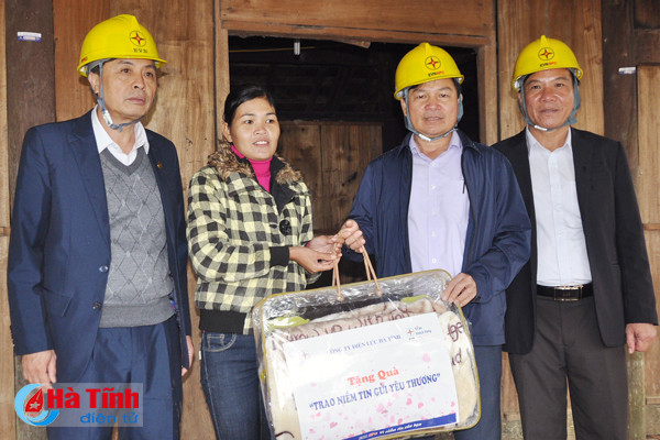 dien luc ha tinh chinh trang luoi dien cho dong bao dan toc chut