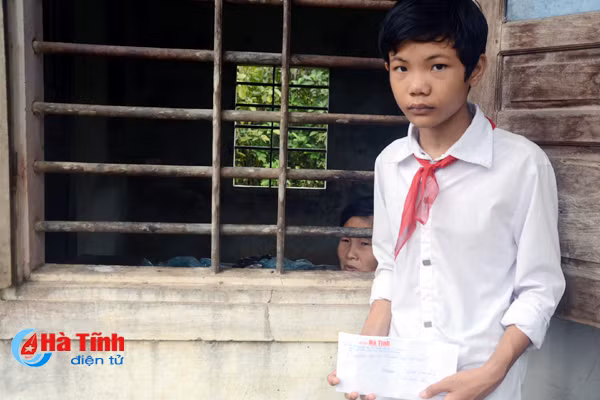 bo mat me tam than 2 anh em lat lay cung ba ngoai hon 80 tuoi