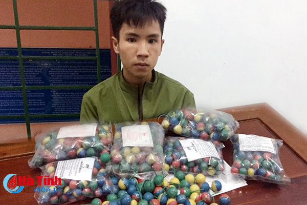 mua 681 vien phao bi ve ban lai kiem loi thi bi bat