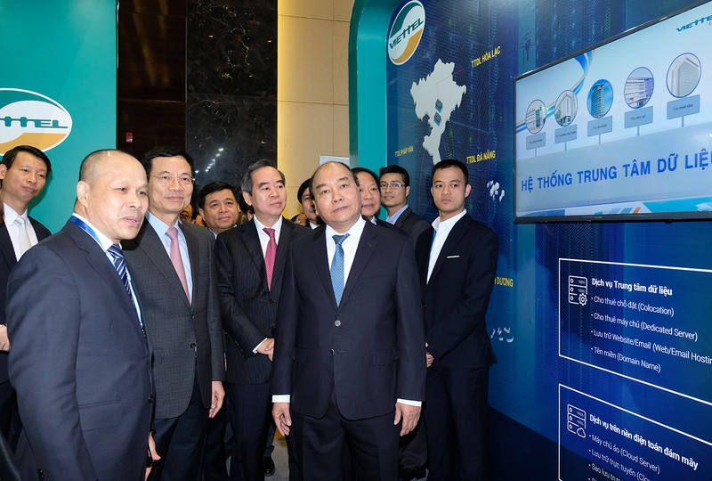 Thủ tướng Nguyễn Xuân Phúc thăm gian hàng của Viettel. Ảnh: VGP/Quang Hiếu khong the bo lo co hoi thuc hien khat vong phon vinh cua dan toc