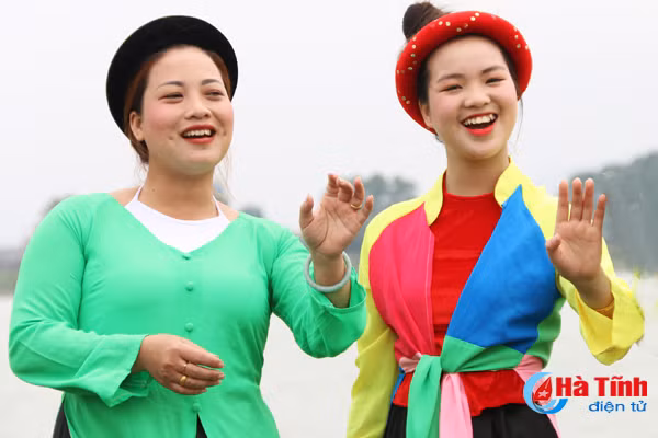 “Lên đời” ví, giặm Hà Tĩnh...