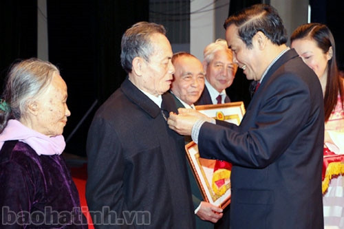 Bí thư Tỉnh ủy Nguyễn Thanh Bình trao Huy hiệu 50, 55, 60 năm tuổi Đảng cho các đảng viên lão thành nhân kỷ niệm 85 năm thành lập Đảng Cộng sản Việt Nam. Bí thư Tỉnh ủy Nguyễn Thanh Bình trao Huy hiệu 50, 55, 60 năm tuổi Đảng cho các đảng viên lão thành nhân kỷ niệm 85 năm thành lập Đảng Cộng sản Việt Nam.