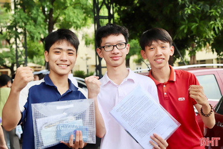 Gần 300 thí sinh hoàn thành bài thi vào lớp 10 chuyên Văn và Toán 