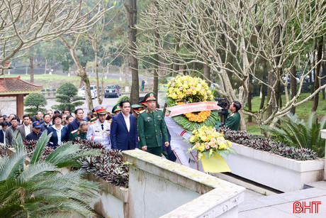 Đoàn cán bộ, học viên Học viện Quốc phòng tri ân các anh hùng liệt sỹ tại Ngã ba Đồng Lộc