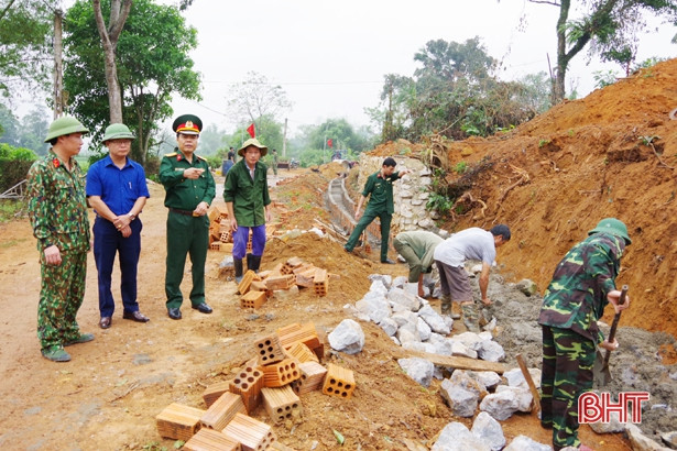 Tranh thủ ngày nghỉ, cán bộ, chiến sỹ LLVT Hà Tĩnh giúp dân làm nông thôn mới