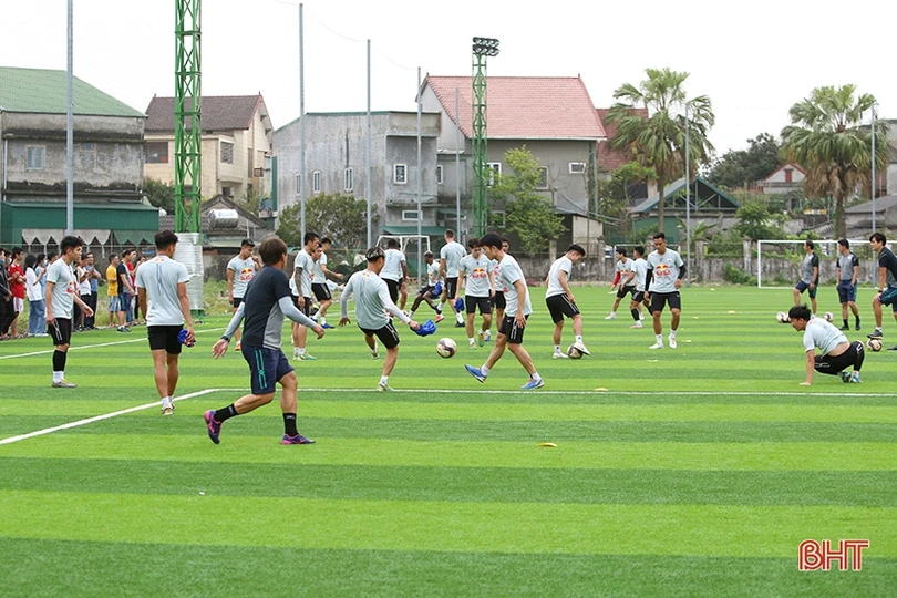 Văn Toàn, Công Phượng cùng đồng đội có buổi tập đầu tiên tại Hà Tĩnh