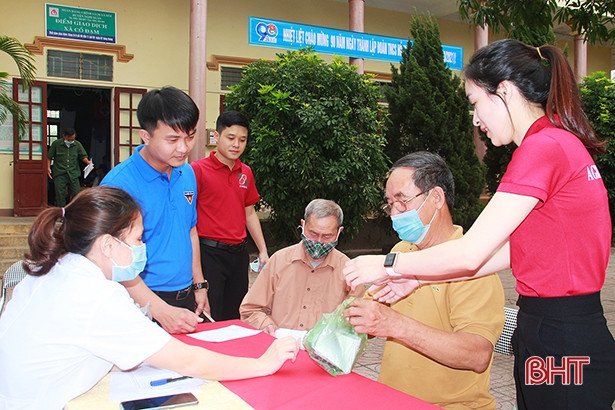 Khám, cấp thuốc miễn phí cho hơn 100 đối tượng chính sách tại Nghi Xuân