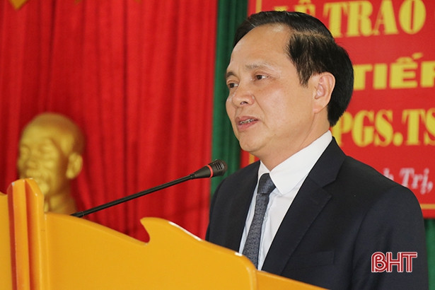 Phó Giáo sư, Tiến sỹ Nguyễn Quang Liệu trao tặng sách và quỹ khuyến học cho xã Thạch Trị