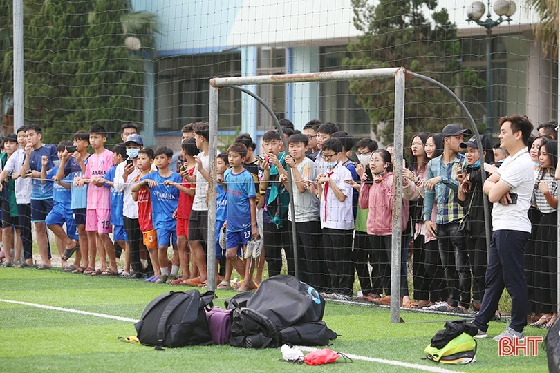 Văn Toàn, Công Phượng cùng đồng đội có buổi tập đầu tiên tại Hà Tĩnh