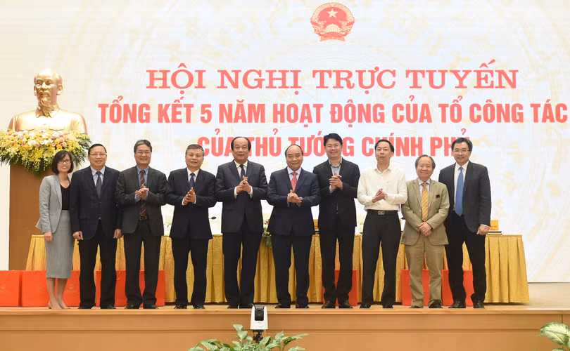 Thủ tướng Chính phủ Nguyễn Xuân Phúc và các thành viên Tổ công tác - Ảnh VGP/Quang Hiếu Tổ công tác của Thủ tướng góp phần xây dựng Chính phủ liêm chính, kiến tạo, hành động, phục vụ