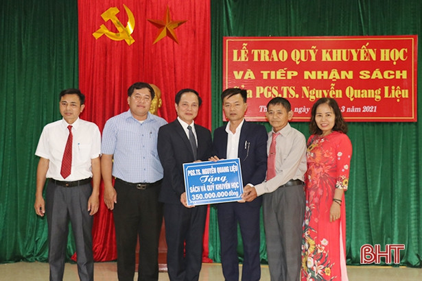 Phó Giáo sư, Tiến sỹ Nguyễn Quang Liệu trao tặng sách và quỹ khuyến học cho xã Thạch Trị