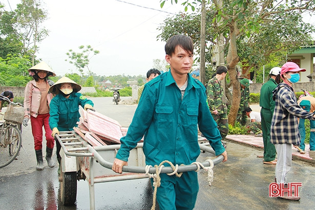 Không nghỉ cuối tuần, LLVT Nghi Xuân giúp dân làm nông thôn mới kiểu mẫu