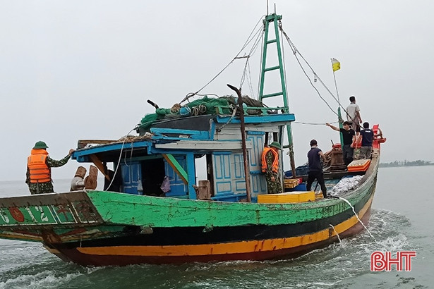 Lực lượng chức năng đuổi bắt tàu giã cào trên vùng biển Hà Tĩnh