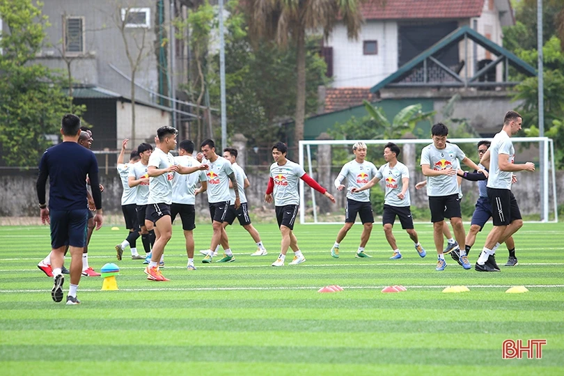 Văn Toàn, Công Phượng cùng đồng đội có buổi tập đầu tiên tại Hà Tĩnh